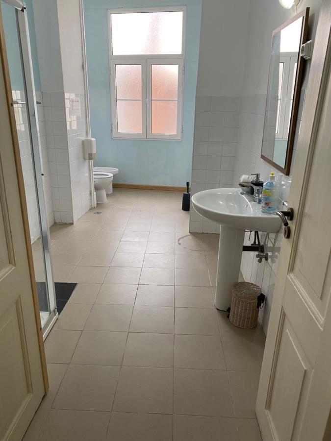 Artdeco Chiado 4 - Large Comfortable Double With Shared Bathroom