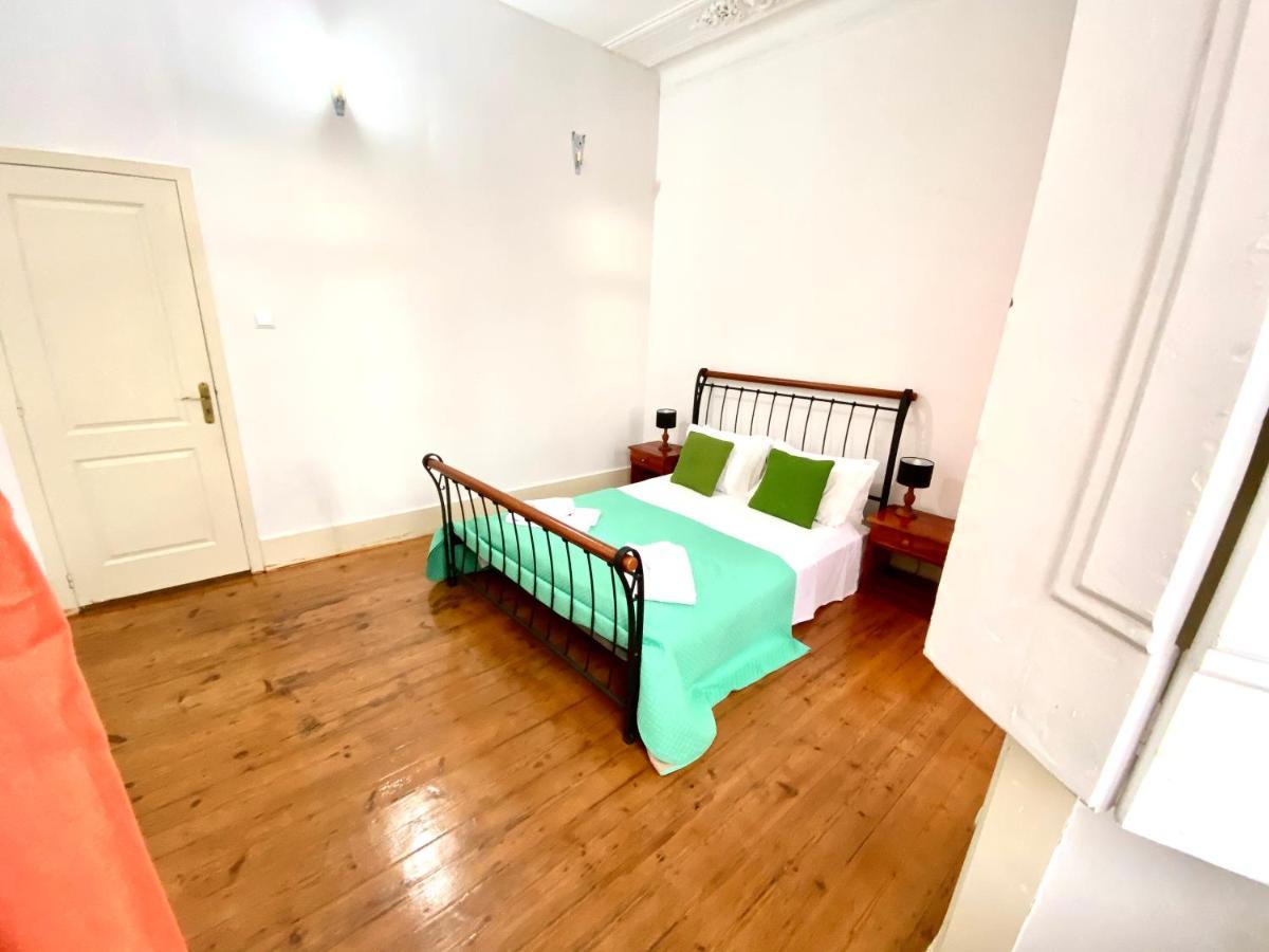 Artdeco Chiado 4 - Large Comfortable Double With Shared Bathroom *