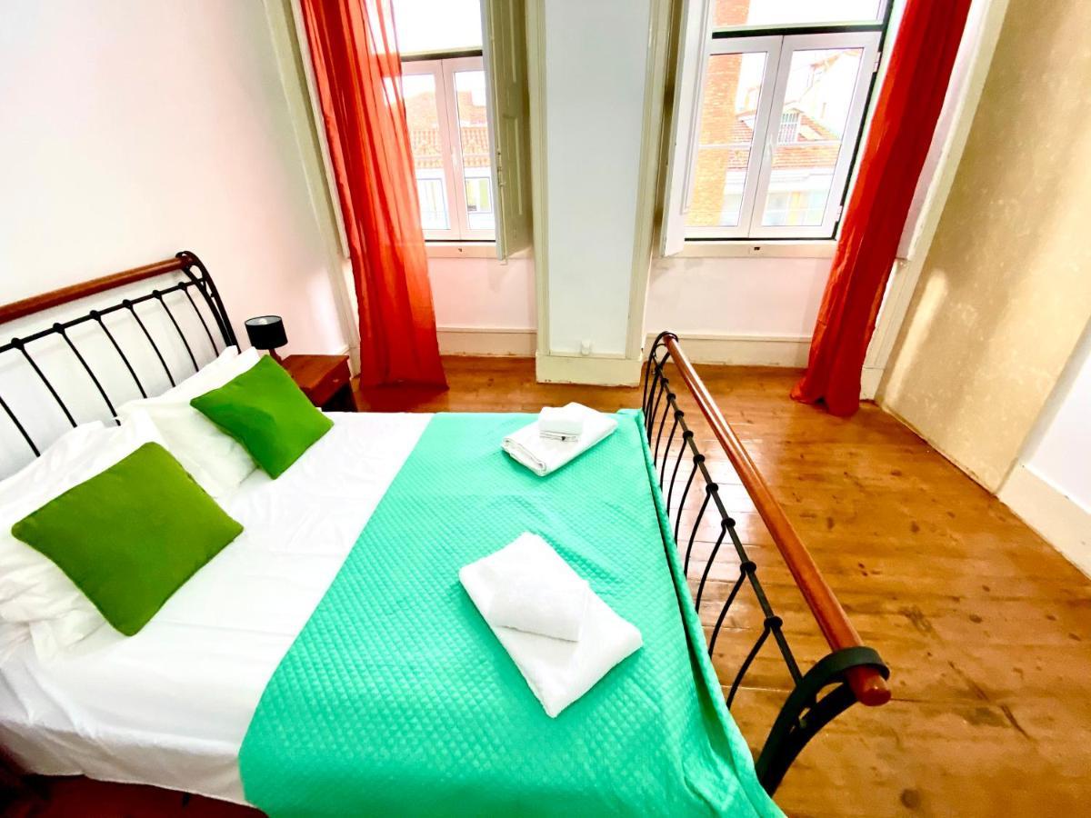 Artdeco Chiado 4 - Large Comfortable Double With Shared Bathroom *